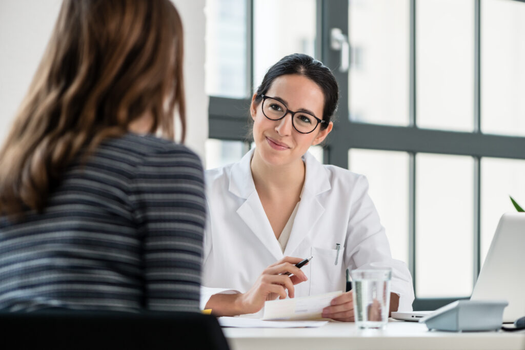 Parent discussing baby sleep concerns with a pediatric sleep consultant in Miami